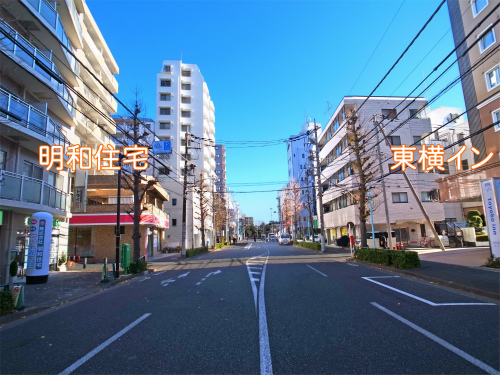 東横INNの前から見た株式会社明和住宅の店舗